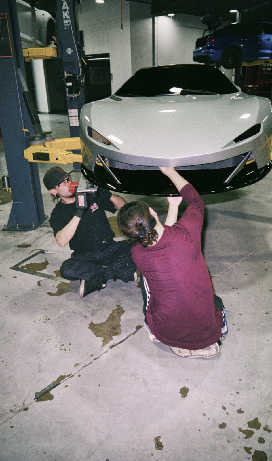 Technicians assembling a GENOS R1 in the workshop